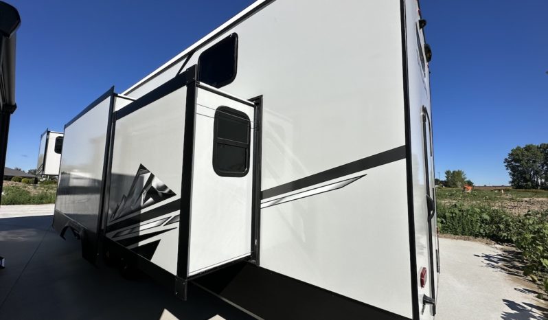 2024 Sierra 4002FB full