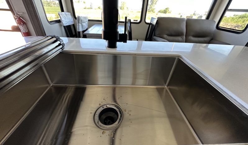 2024 Sierra 4002FB full