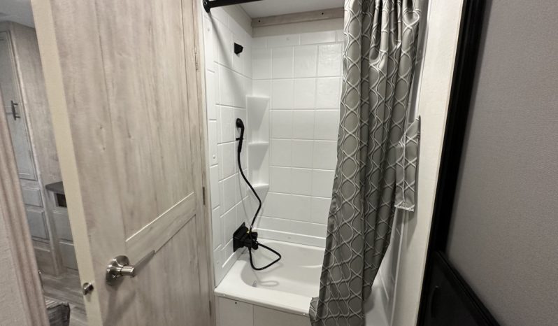 2024 Sierra 4002FB full