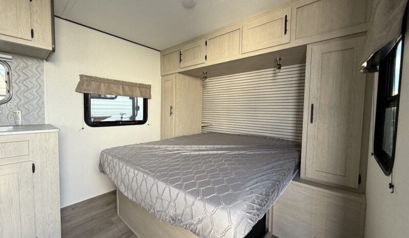 2025 Shasta Oasis 18FQ full