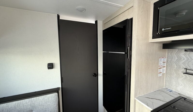 2025 Shasta Oasis 18FQ full