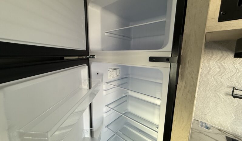 2025 Shasta Oasis 18FQ full