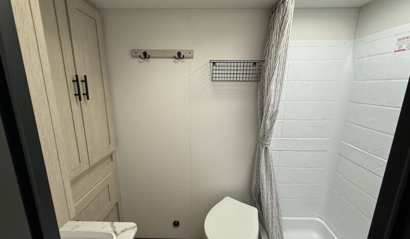 2025 Shasta Oasis 18FQ full