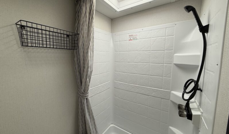 2025 Shasta Oasis 18FQ full