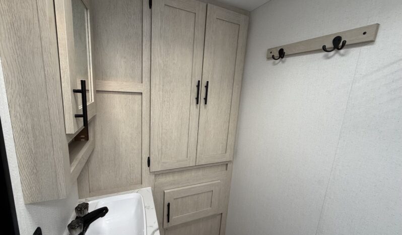 2025 Shasta Oasis 18FQ full