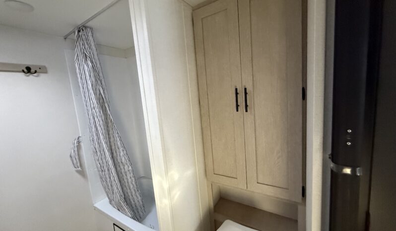 2025 Shasta Oasis I-5 526RBS full