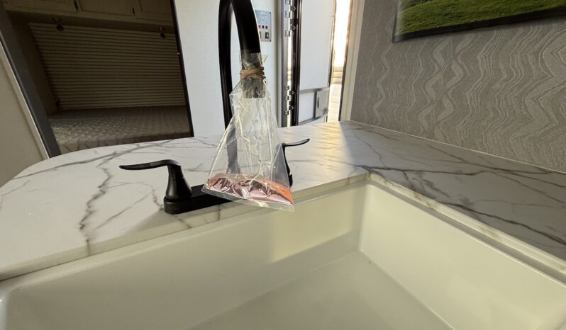 2025 Shasta Oasis I-5 526RBS full