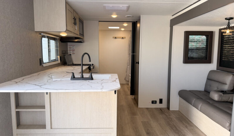 2025 Shasta Oasis I-5 526RBS full