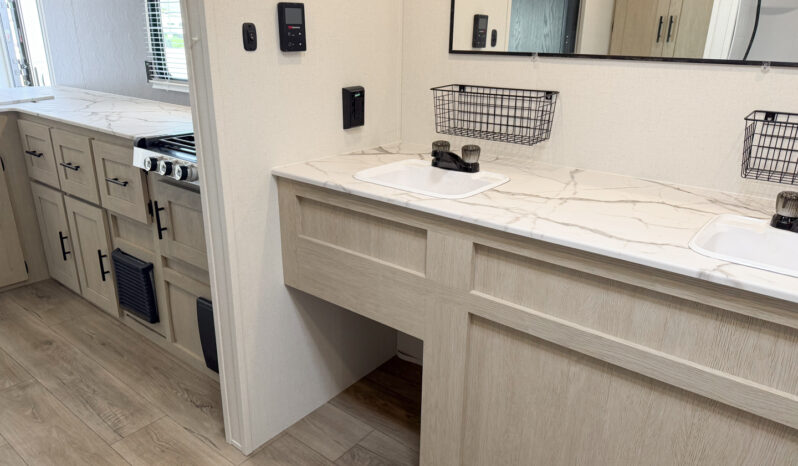 2025 Shasta Oasis I-5 526RBS full