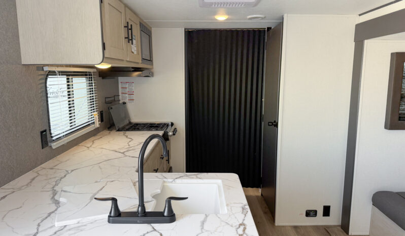 2025 Shasta Oasis I-5 526RBS full