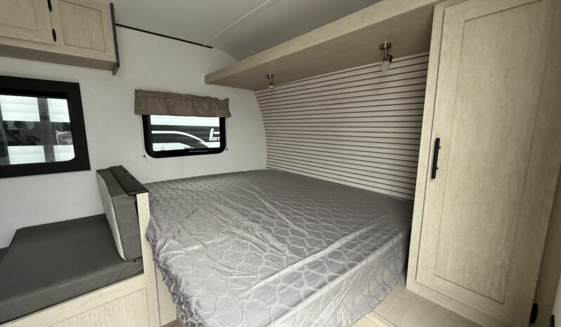 2025 Shasta Oasis 18DBL full