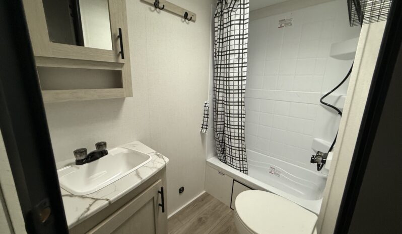 2025 Shasta Oasis 18DBL full