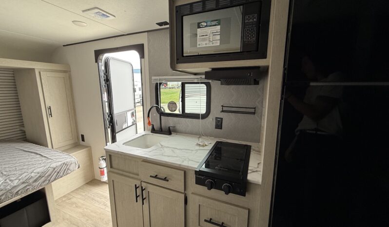 2025 Shasta Oasis 18DBL full