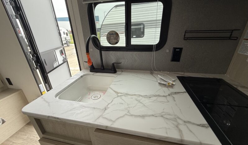 2025 Shasta Oasis 18DBL full