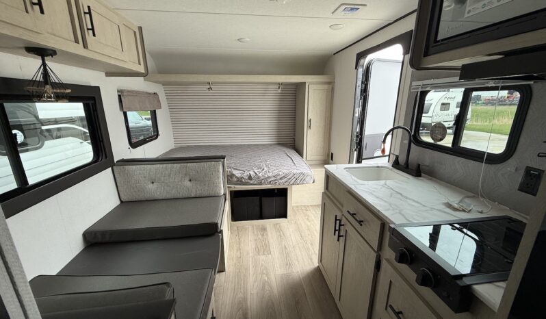 2025 Shasta Oasis 18DBL full