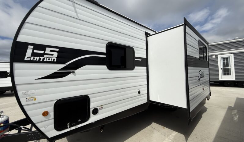 2025 Shasta Oasis I-5 526RBS full