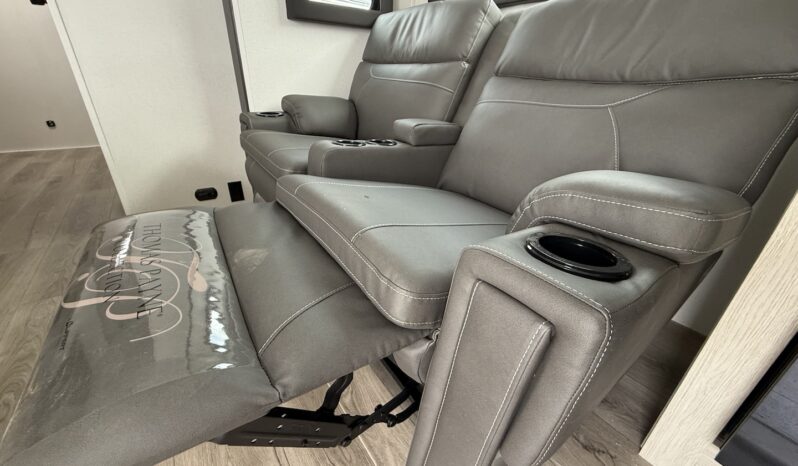 2025 Shasta Oasis I-5 526RBS full