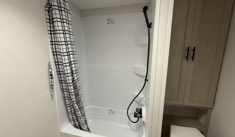 2025 Shasta Oasis I-5 526RBS full