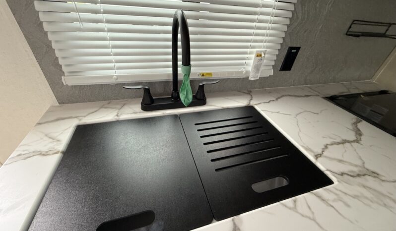 2025 Shasta Oasis I-5 526DB full