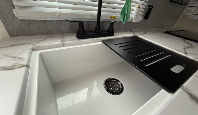 2025 Shasta Oasis I-5 526DB full