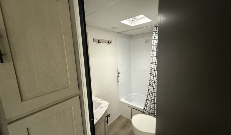 2025 Shasta Oasis I-5 526DB full