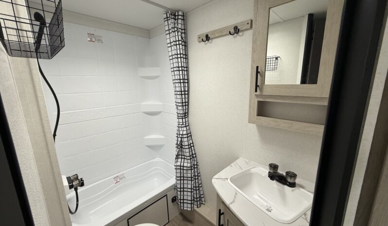 2025 Shasta Oasis I-5 526BH full