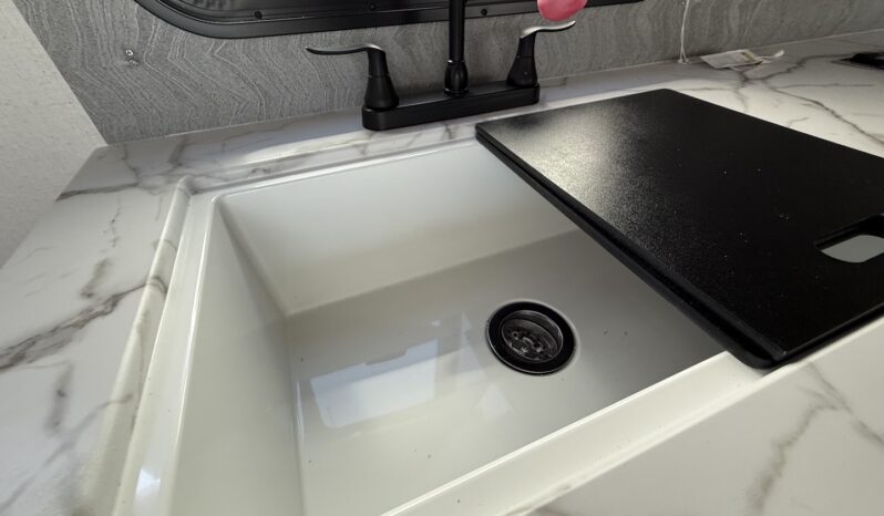 2025 Shasta Oasis I-5 526DB full