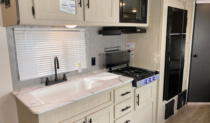 2025 Shasta Oasis I-5 526DB full