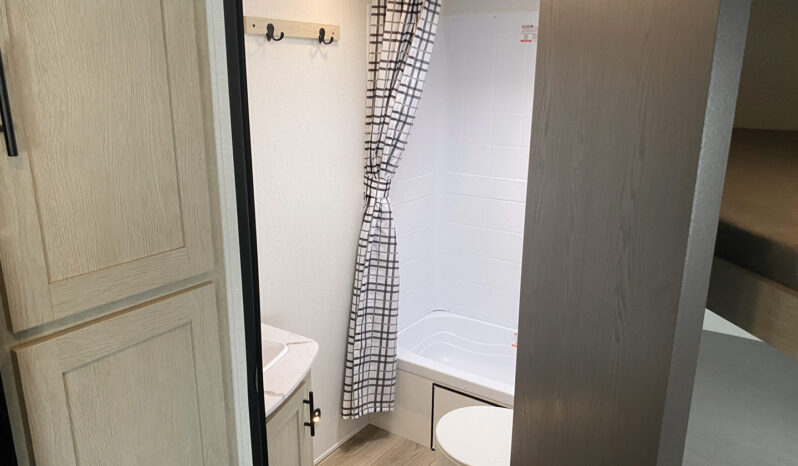 2025 Shasta Oasis I-5 526DB full