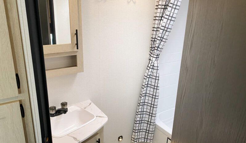 2025 Shasta Oasis I-5 526DB full