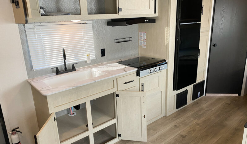 2025 Shasta Oasis I-5 526DB full