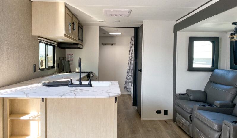2025 Shasta Oasis I-5 526RBS full