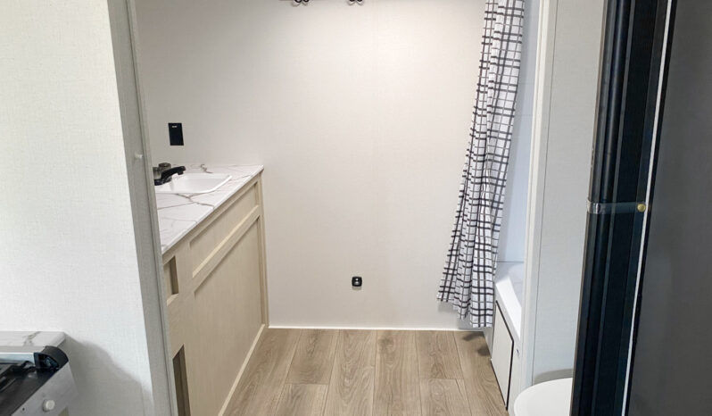2025 Shasta Oasis I-5 526RBS full