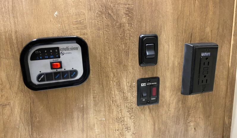 2017 Vintage Cruiser 23RSS full