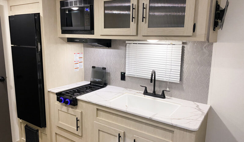 2025 Shasta Oasis 18FQ full