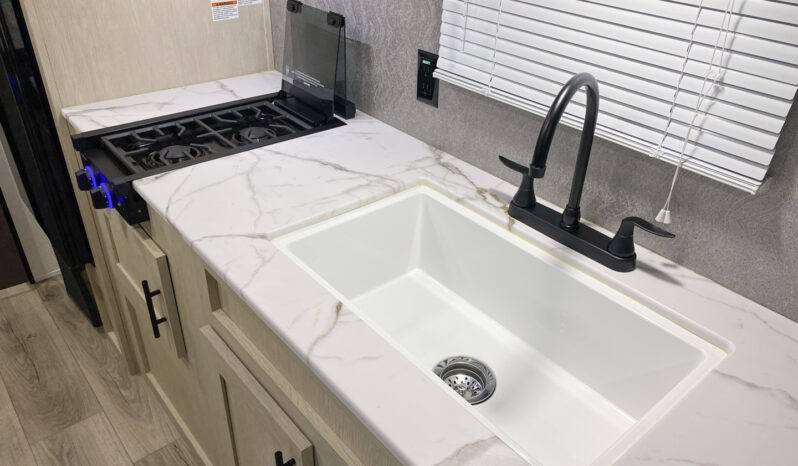 2025 Shasta Oasis 18FQ full