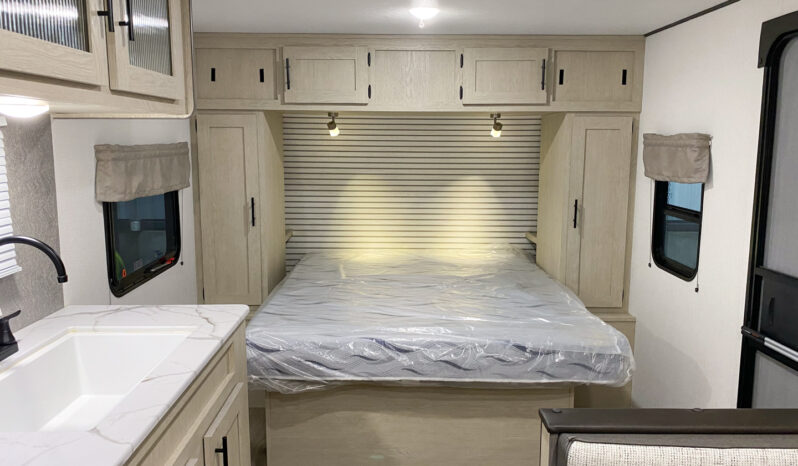 2025 Shasta Oasis 18FQ full