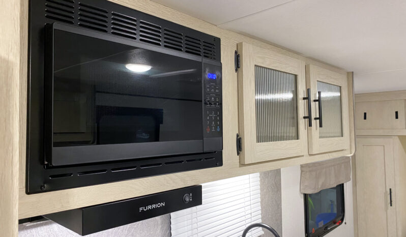 2025 Shasta Oasis 18FQ full