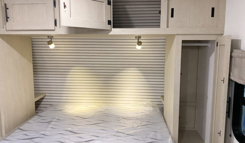 2025 Shasta Oasis 18FQ full