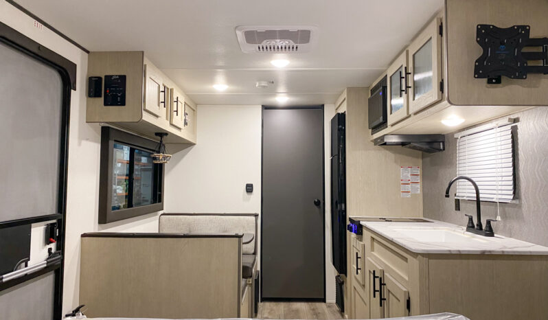 2025 Shasta Oasis 18FQ full