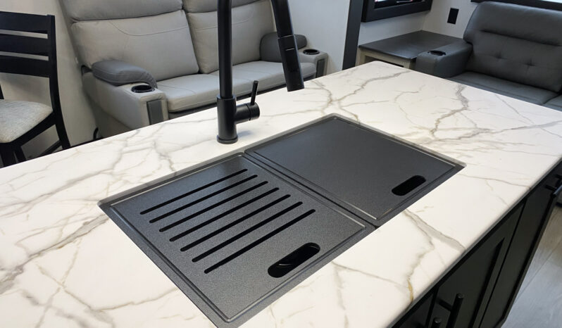 2026 Shasta Oasis 33RLTS full