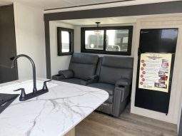 2025 Shasta Oasis I-5 526RBS full