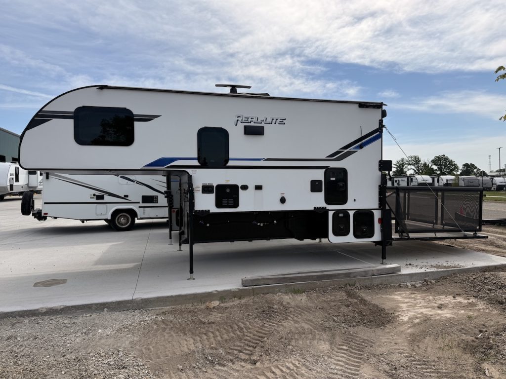 2025 Palomino Real Lite HS-1916