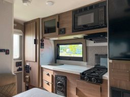 2027 Lance Squire 825 full