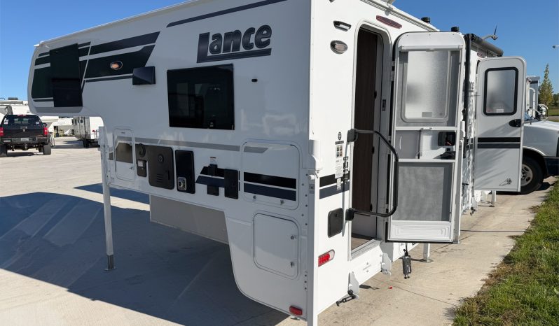 2027 Lance Squire 825 full